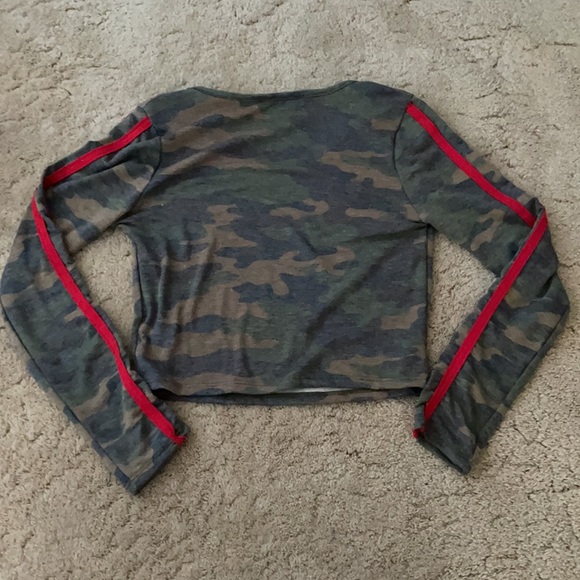 NWOT Camo crop top with red stripe sleeves - Picture 4 of 4